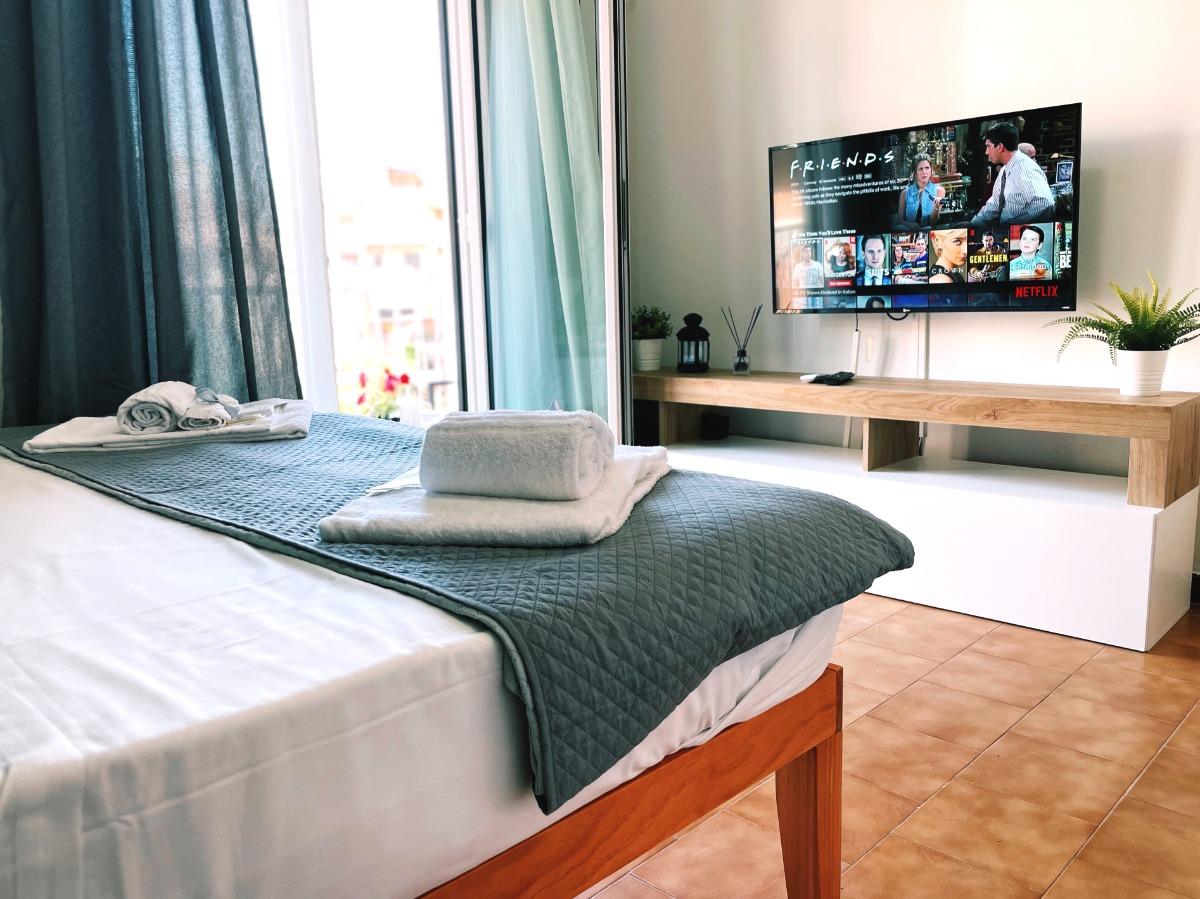 La stanza è dotata di una grande smart TV, perfetta per godersi i propri film e serie preferiti su piattaforme come Netflix, ideale per rilassarsi dop