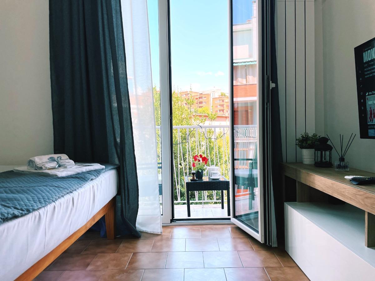 Ogni camera da letto offre accesso diretto al balcone, riempiendo lo spazio di luce naturale e offrendo una zona esterna rilassante a pochi passi dal