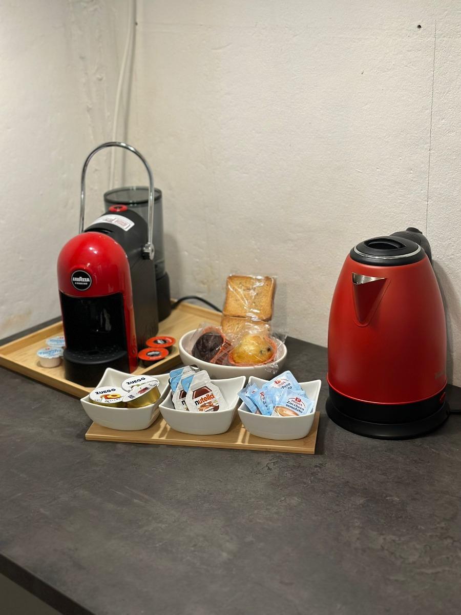 colazione Pronta ,macchinetta del caffè con cialde , bollitore e the , biscotti e briosche , nutella e marmellata