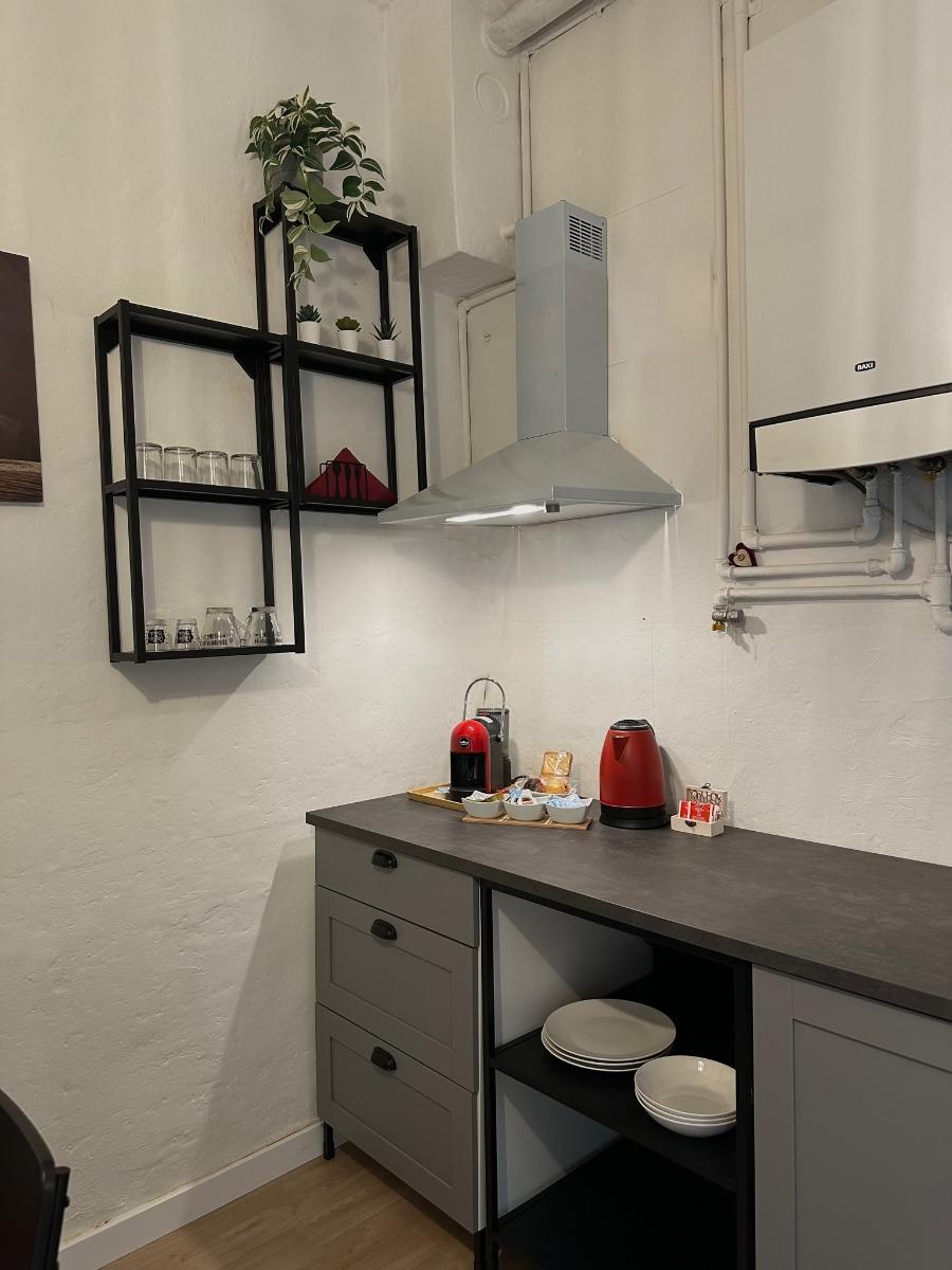 Angolo cottura , con fornello a induzione e frigorifero