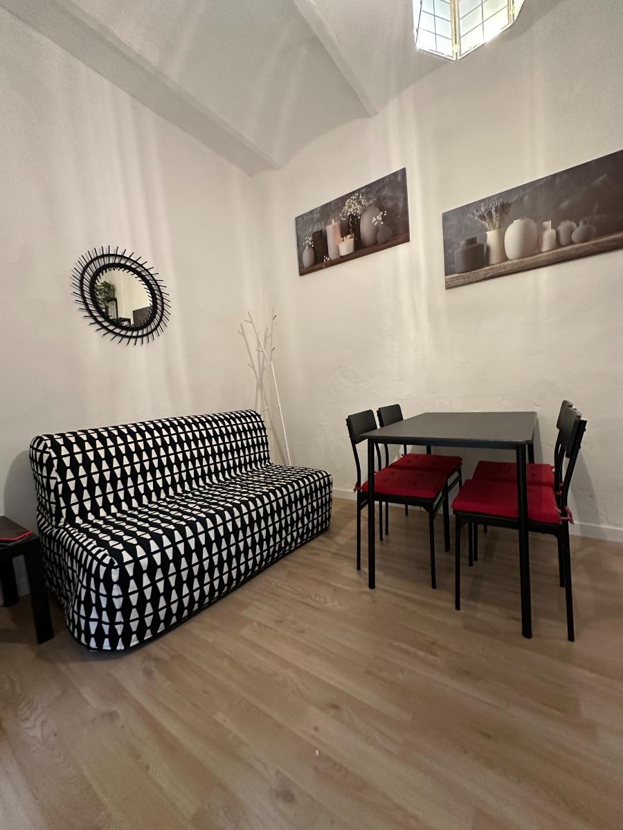 DIVANO LETTO ALL'INTERNO DELLA SALA