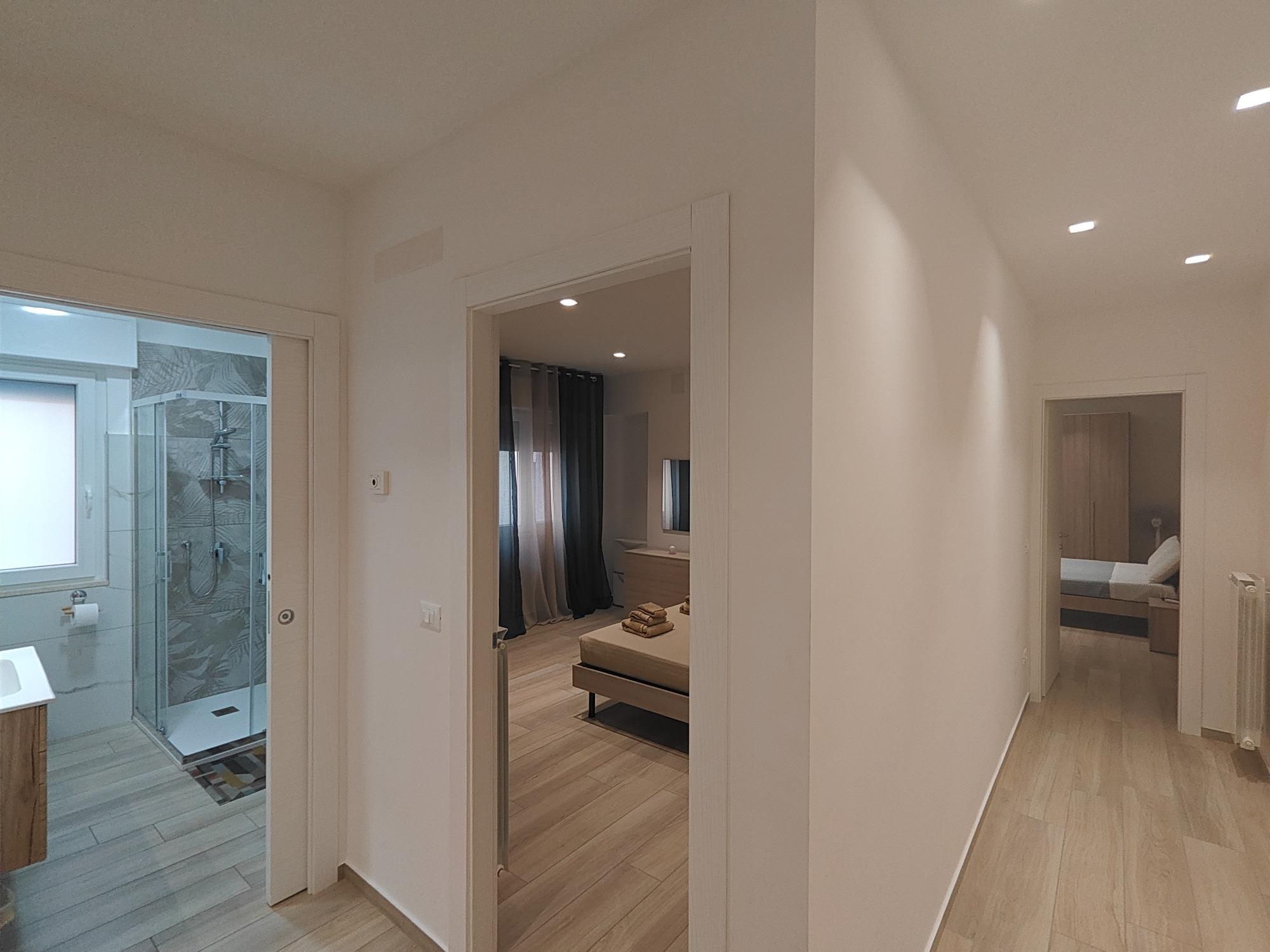 Famik6 - Bagno #1 - Matrimoniale #1 - Corridoio - Matrimoniale #2