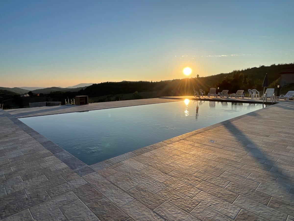 Piscina sole al tramonto