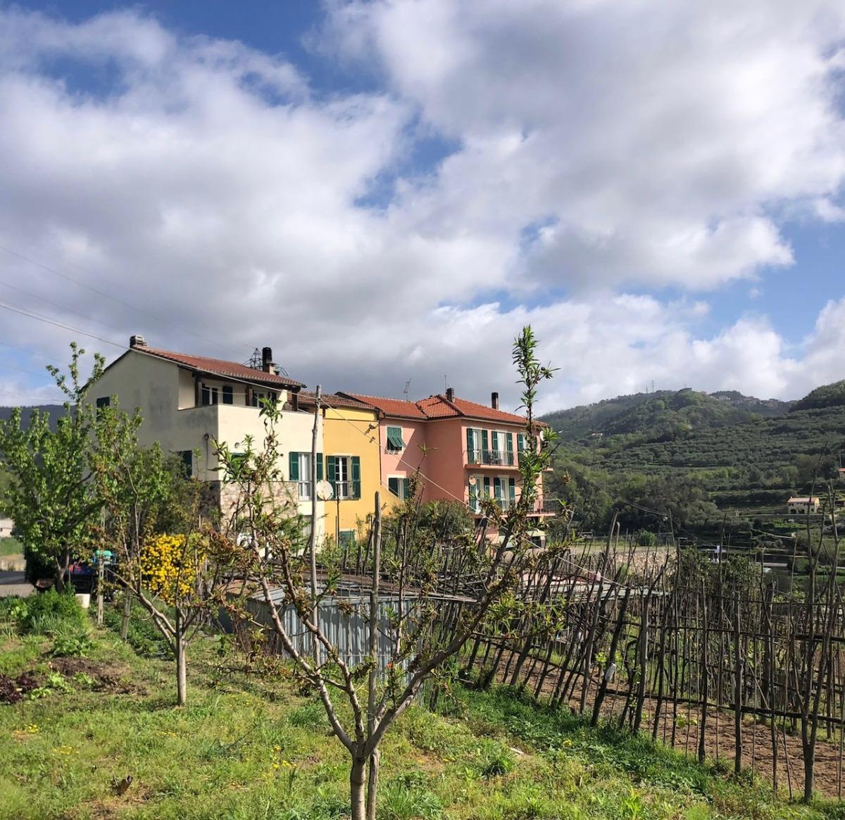 Il Lumagin è la casina gialla a sinistra