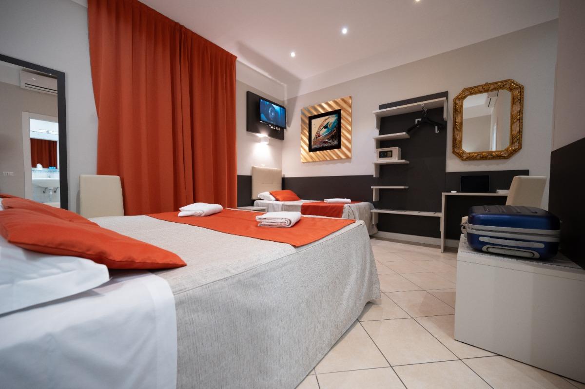 The room is equipped with 1 double bed + 1 single bed.