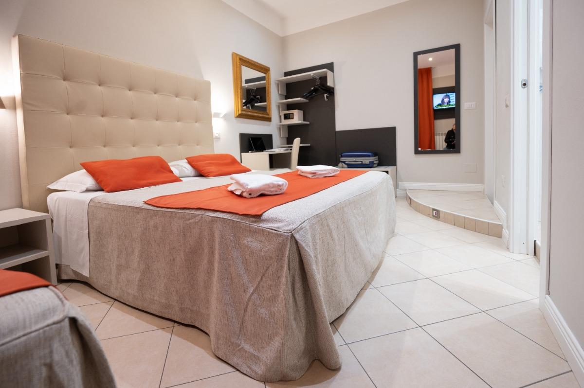 The room is equipped with 1 double bed + 1 single bed.