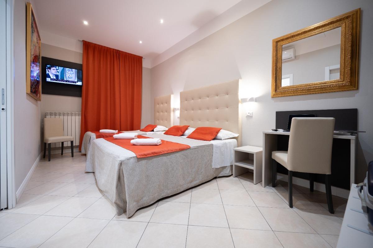 The room is equipped with 1 double bed + 1 single bed.