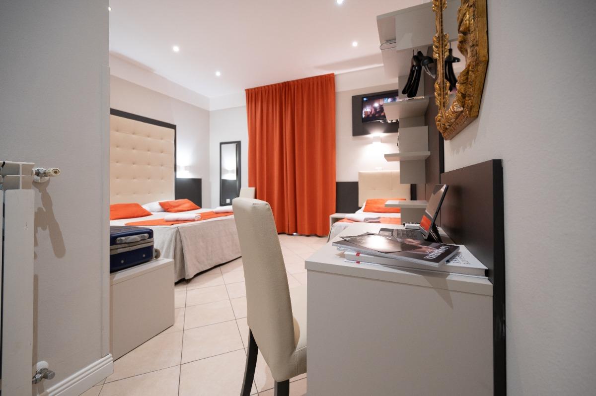 The room is equipped with 1 double bed + 1 single bed.