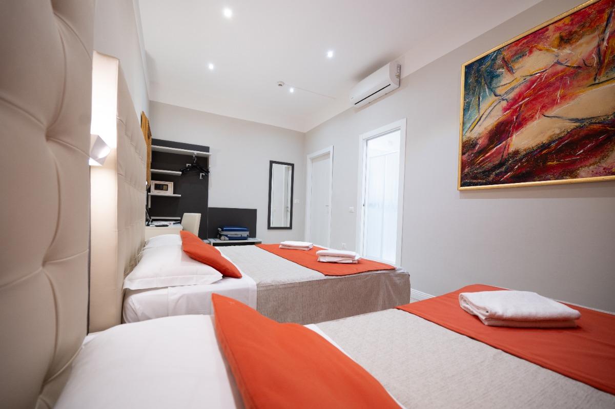 The room is equipped with 1 double bed + 1 single bed.