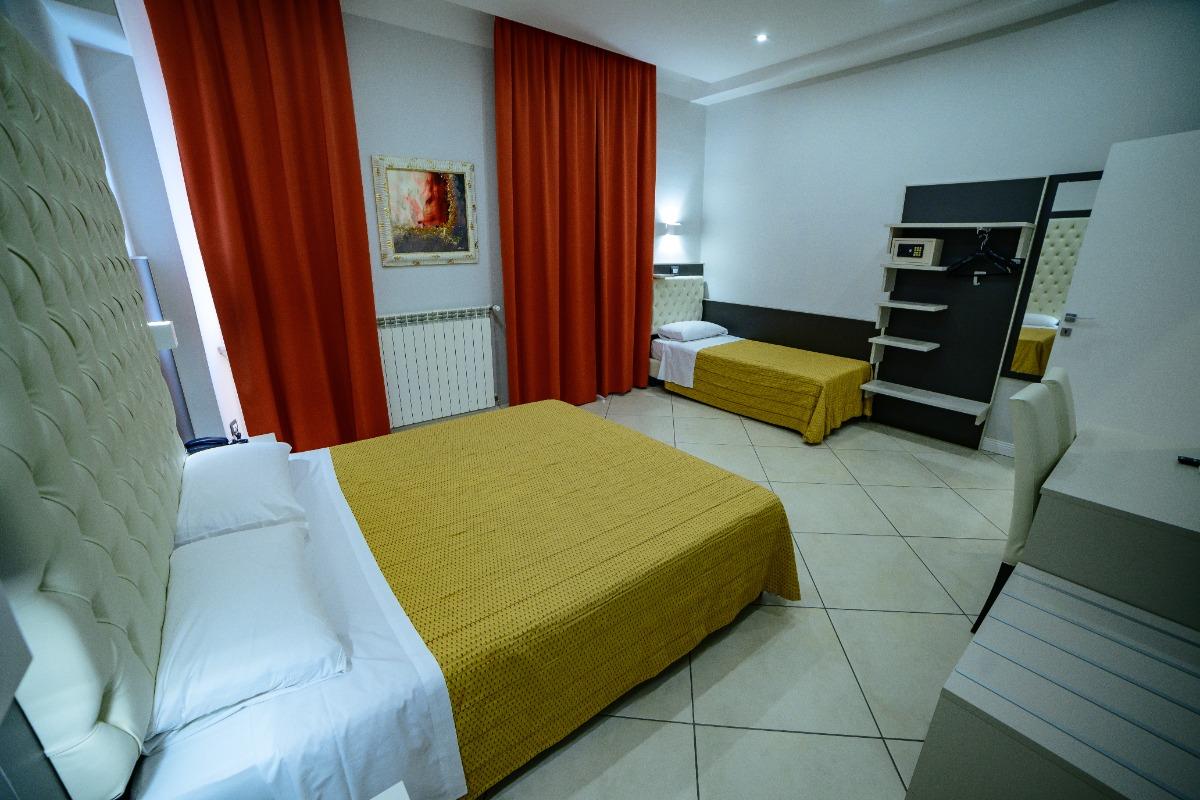 The room is equipped with 1 double bed + 1 single bed.