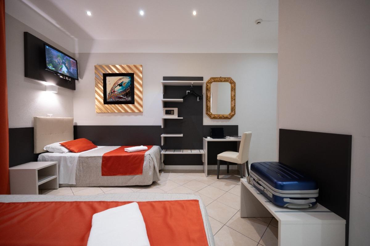 The room is equipped with 1 double bed + 1 single bed.