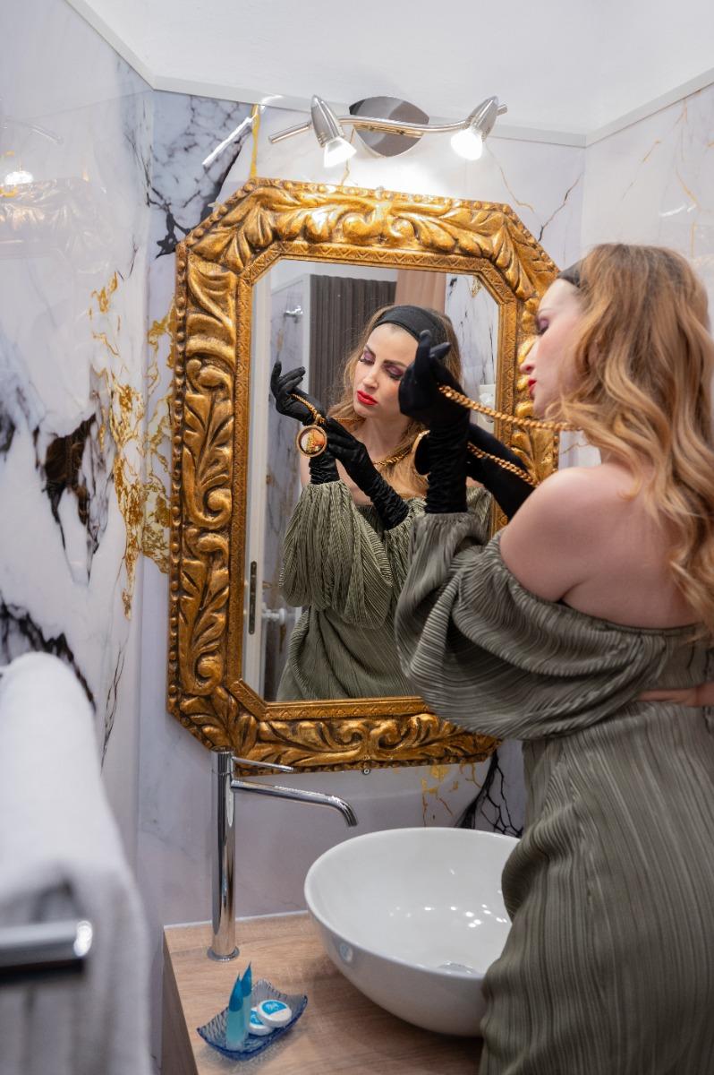 The room is equipped with 1 double bed + 1 single bed.