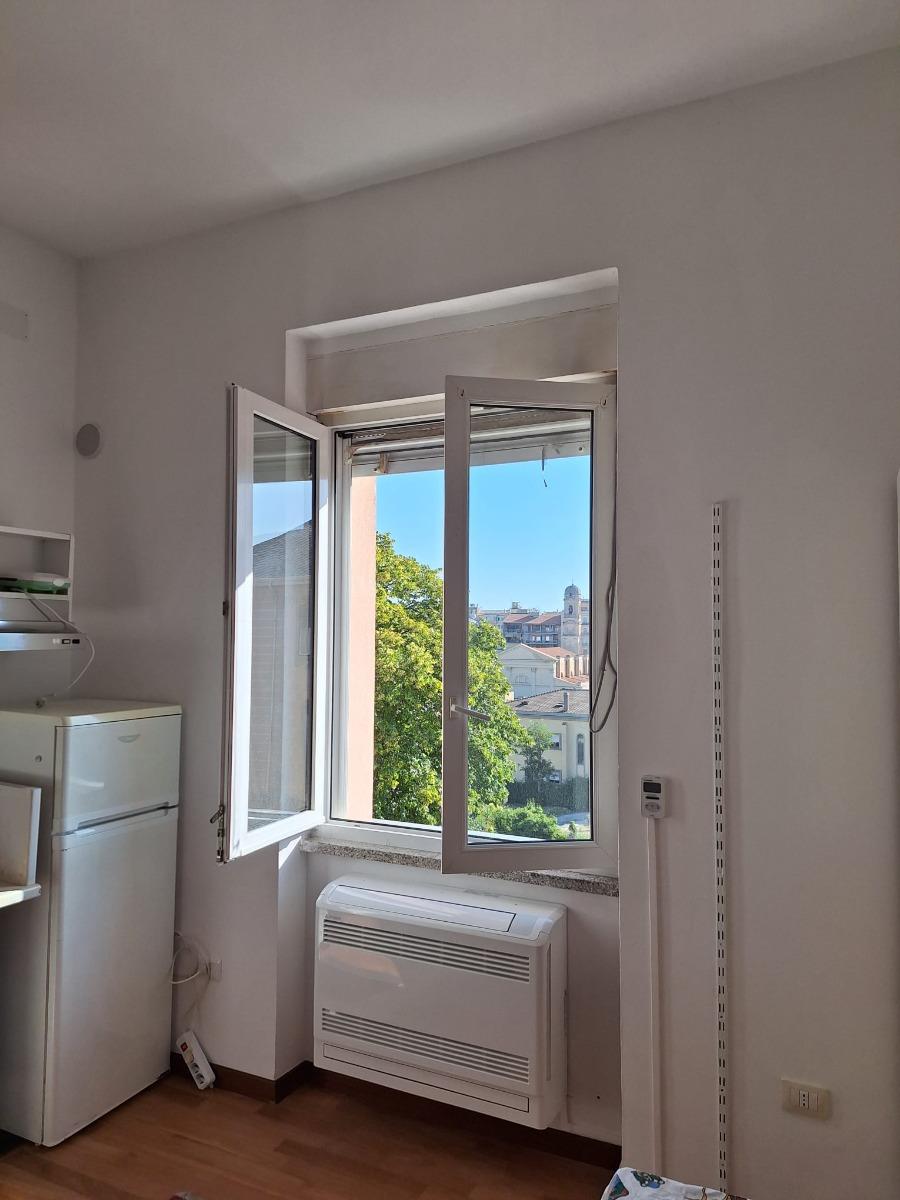 Angolo cottura dotato di frigo-freezer, piano cottura ad induzione, fornetto micronde, lavello