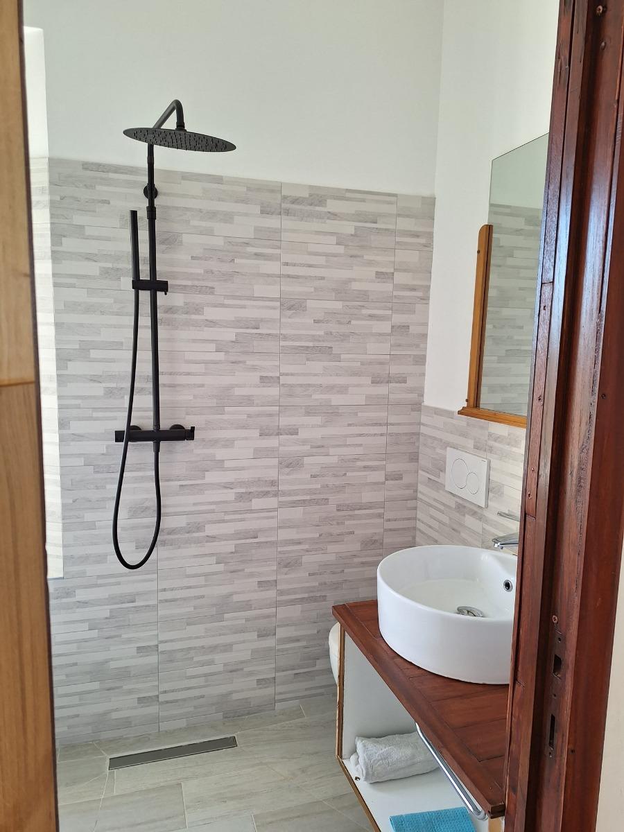 Bagno con comoda doccia a pavimento