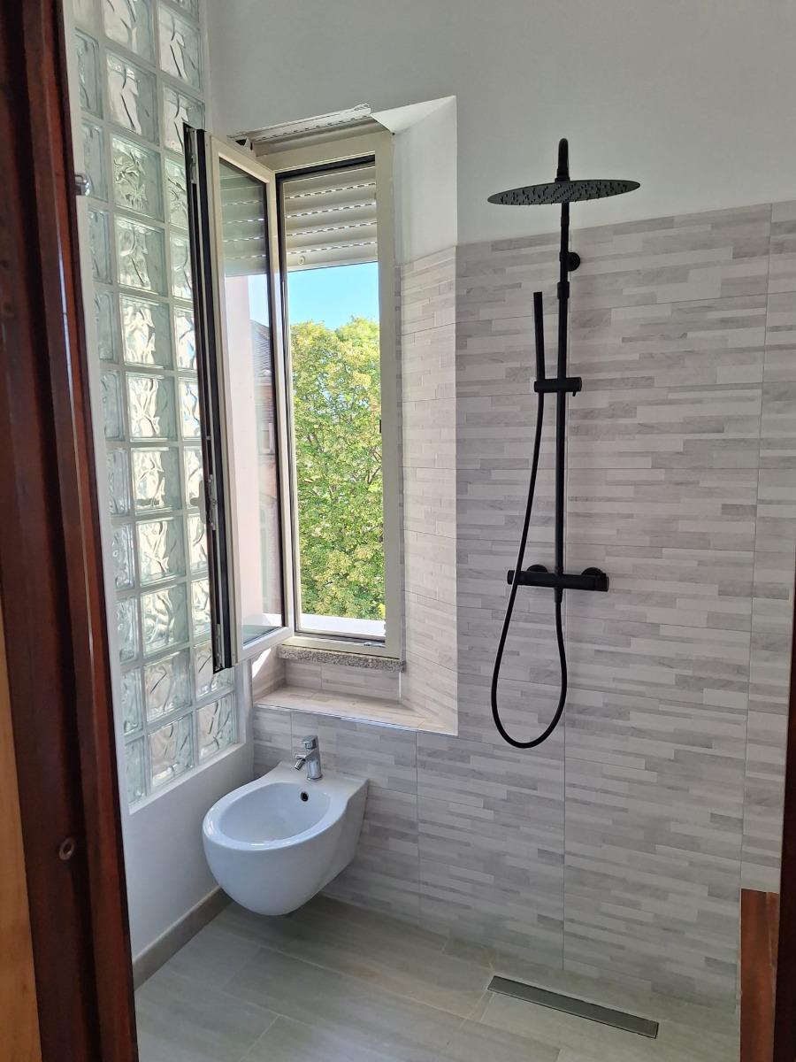 Finestra del bagno, bidet, doccia