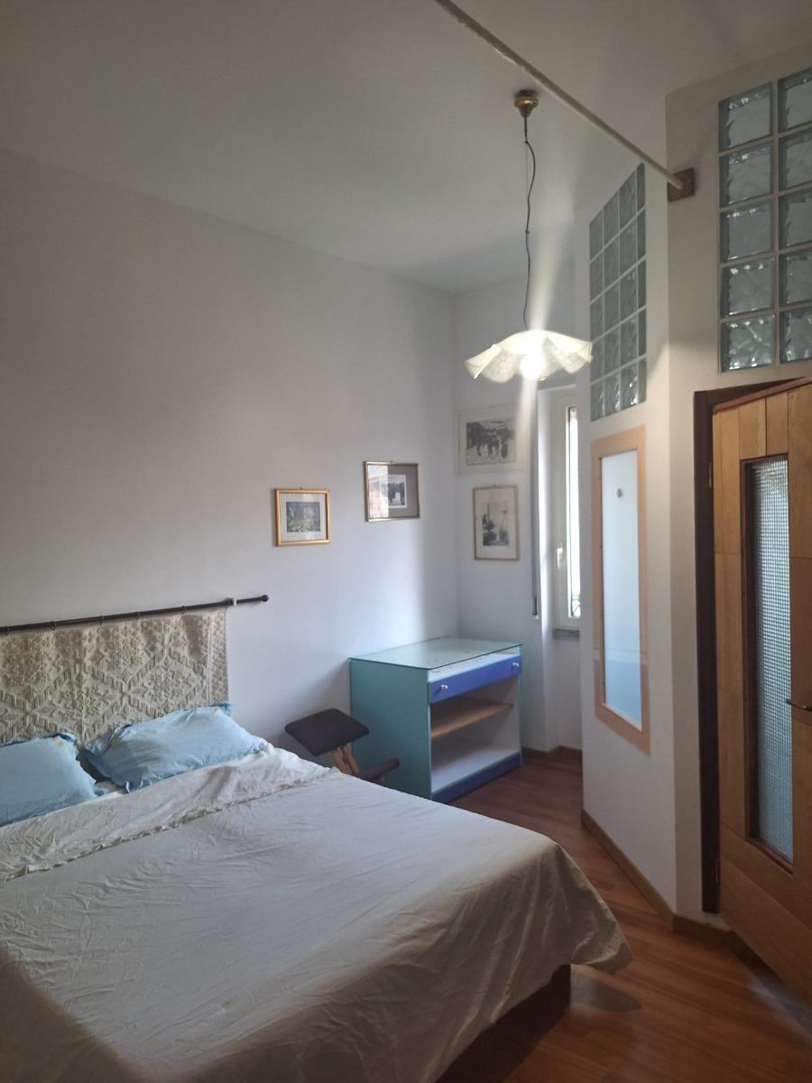 camera da letto + finestra + porta bagno + scrivania