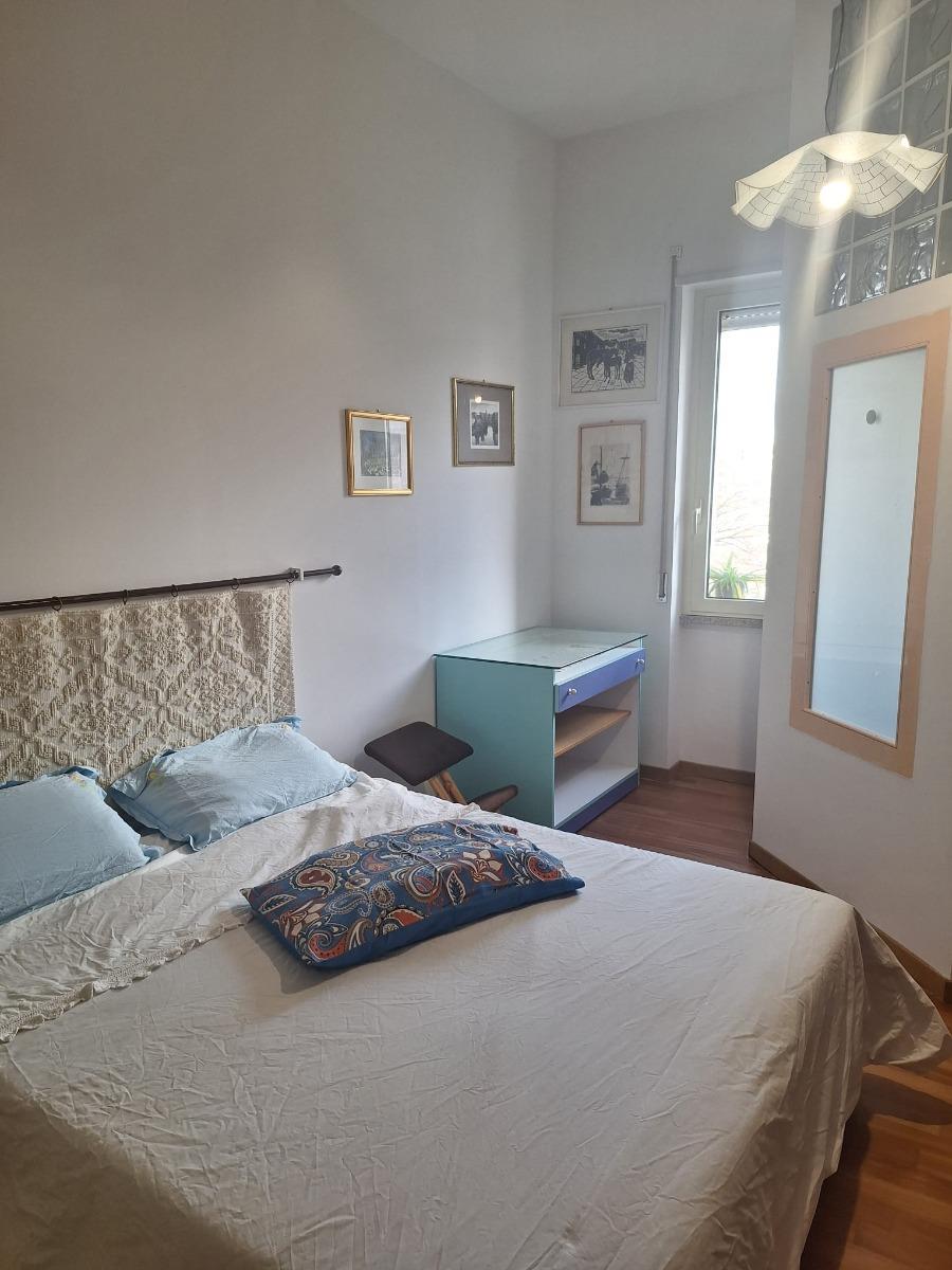 È una camera matrimoniale con letti separabili, con il bagno interno con finestra, dotato di doccia a pavimento. Si affaccia sul bellissimo parco di V