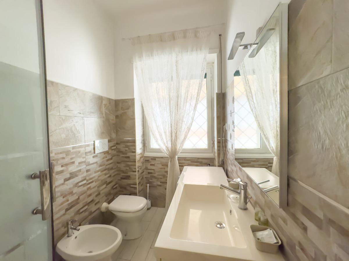 Bagno completo di WC, Bidet, box doccia, lavabo e lavatrice.