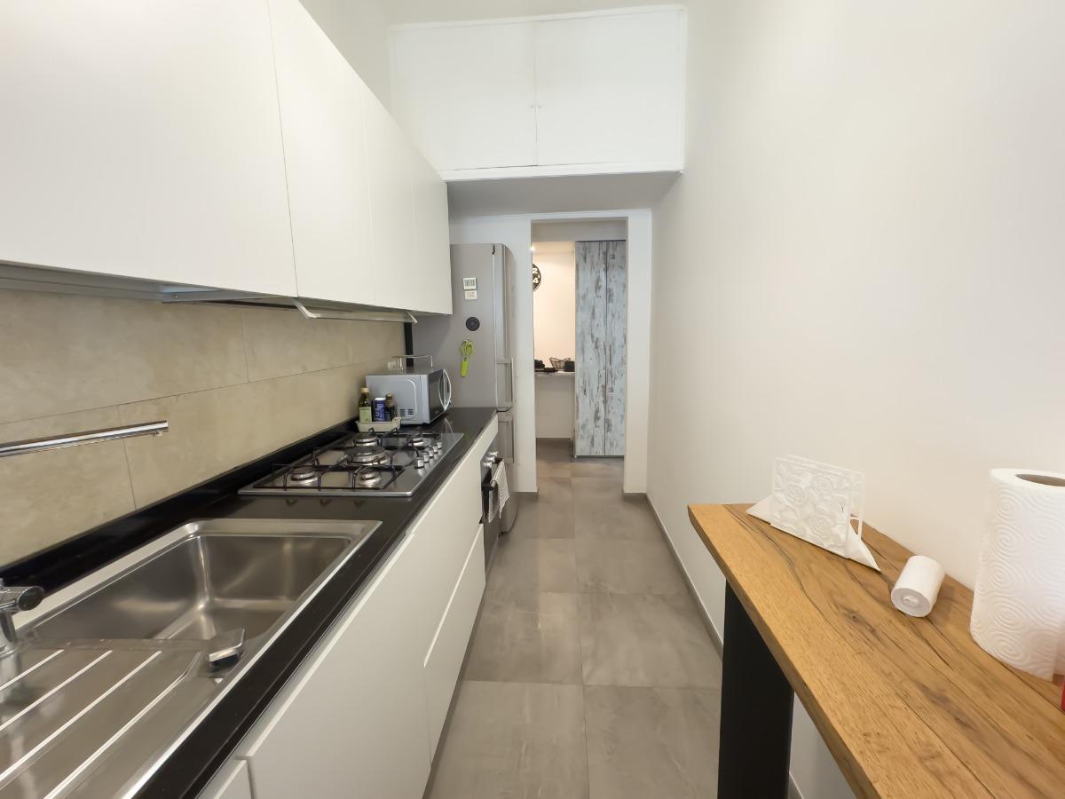 Cucina completa di: piano cottura, forno, microonde, macchina del caffè, lavastoviglie e frigorifero.