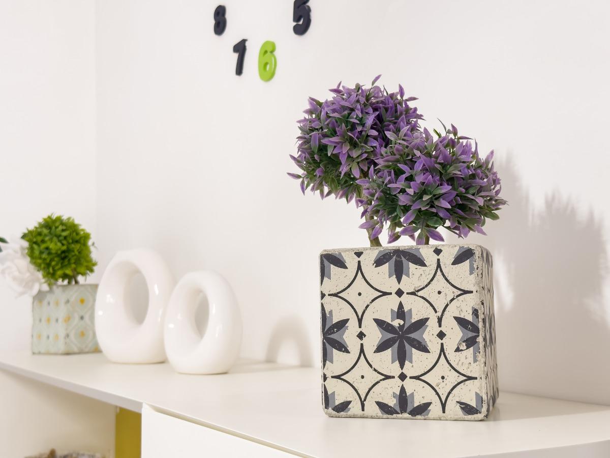 Soggiorno con divano letto matrimoniale, aria condizionata, tavolo da pranzo, tv a schermo piatto, accesso al giardino.