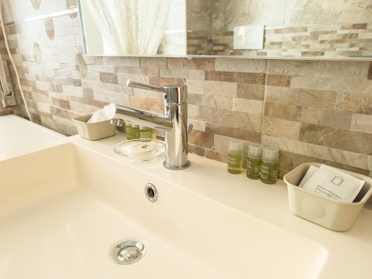 Bagno completo di WC, Bidet, box doccia, lavabo e lavatrice.