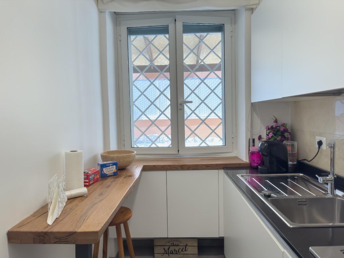 Cucina completa di: piano cottura, forno, microonde, macchina del caffè, lavastoviglie e frigorifero.