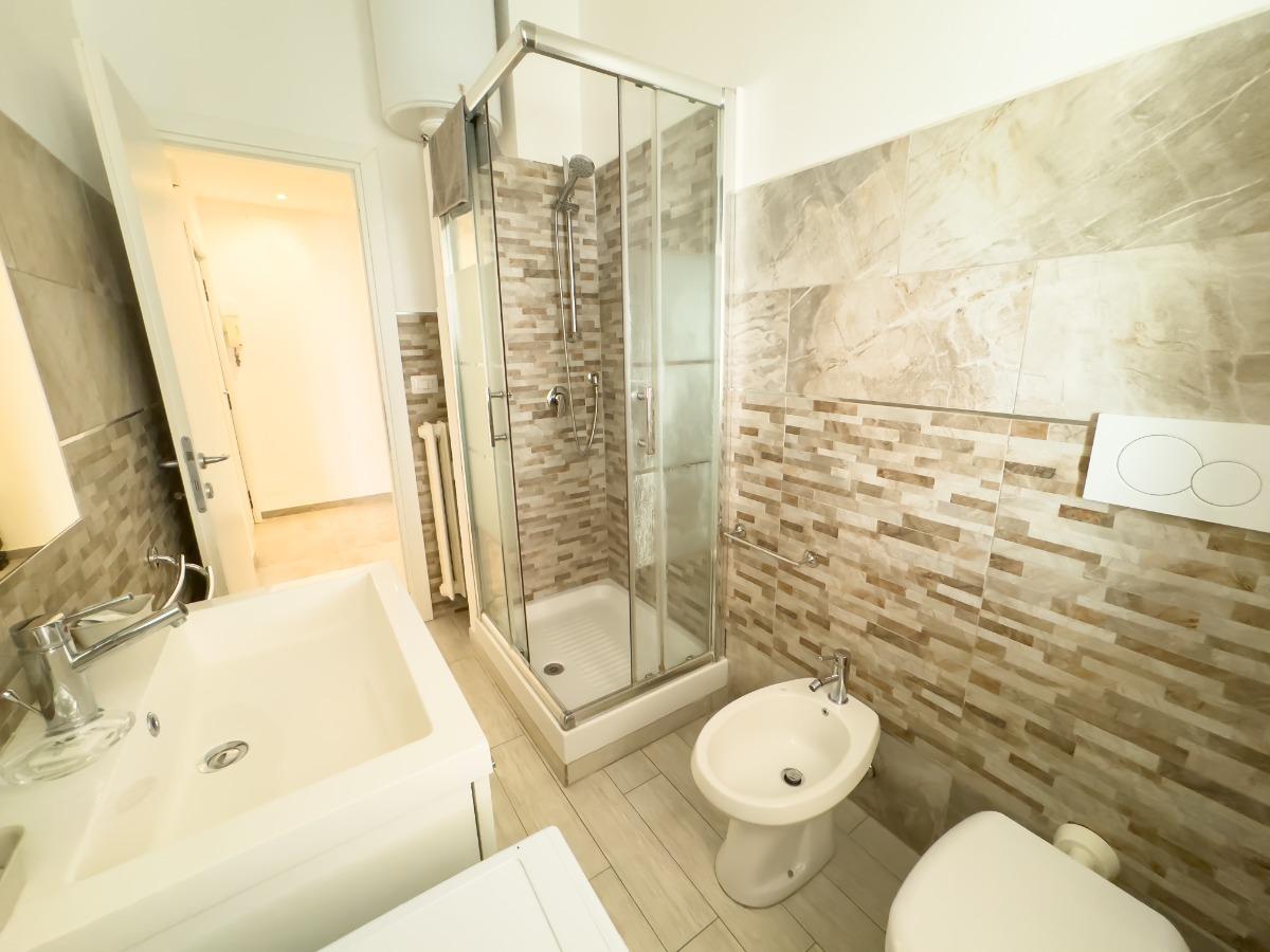 Bagno completo di WC, Bidet, box doccia, lavabo e lavatrice.