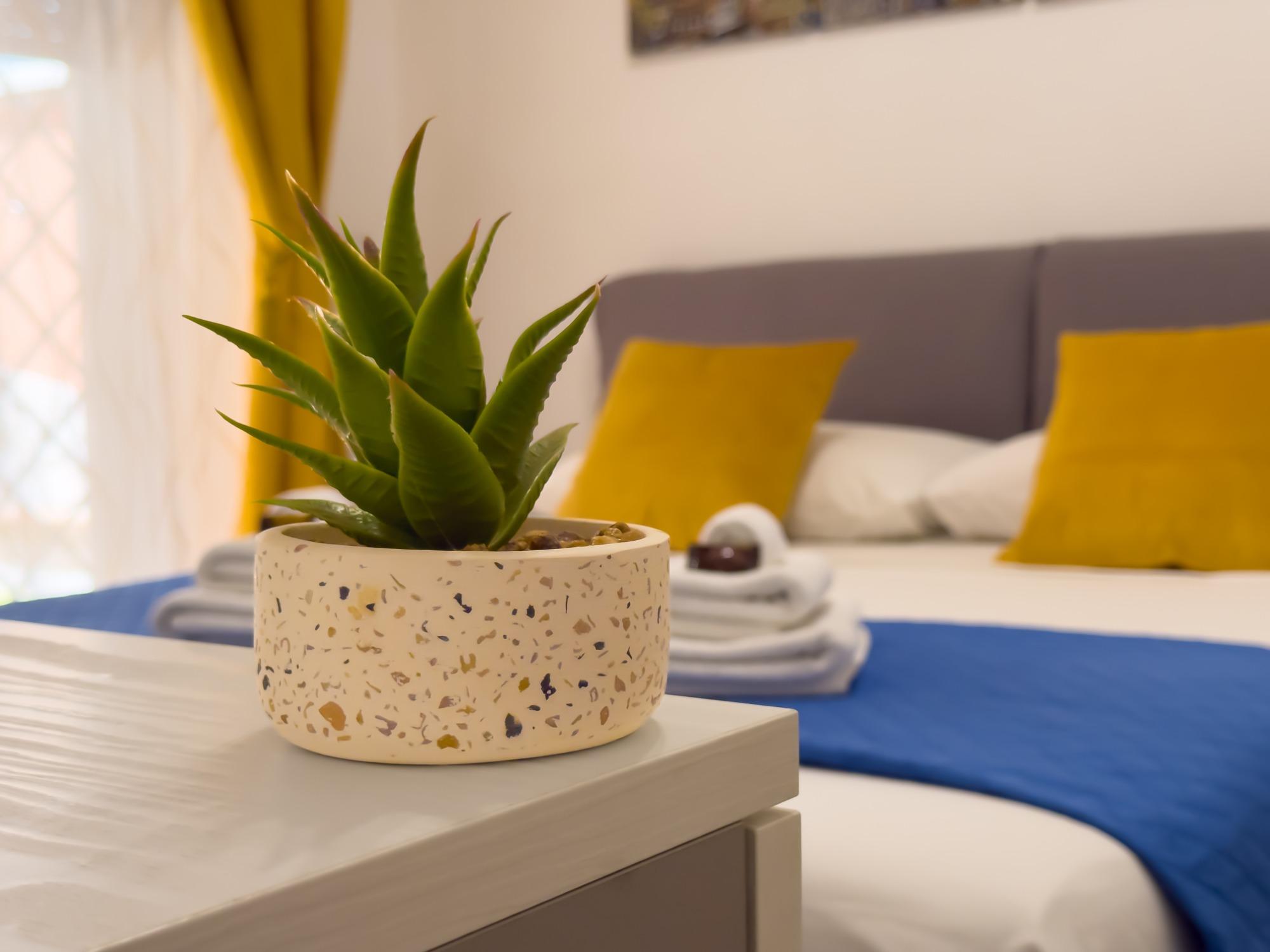 Camera da letto con aria condizionata, tv, armadio e accesso al giardino.