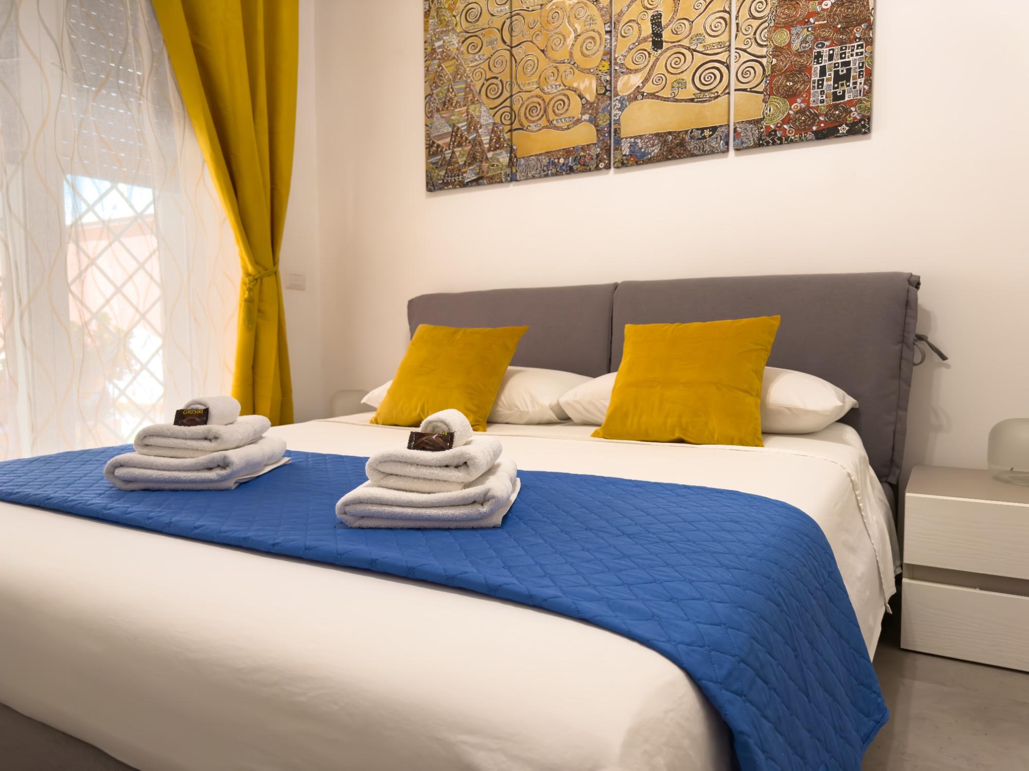 Camera da letto con aria condizionata, tv, armadio e accesso al giardino.
