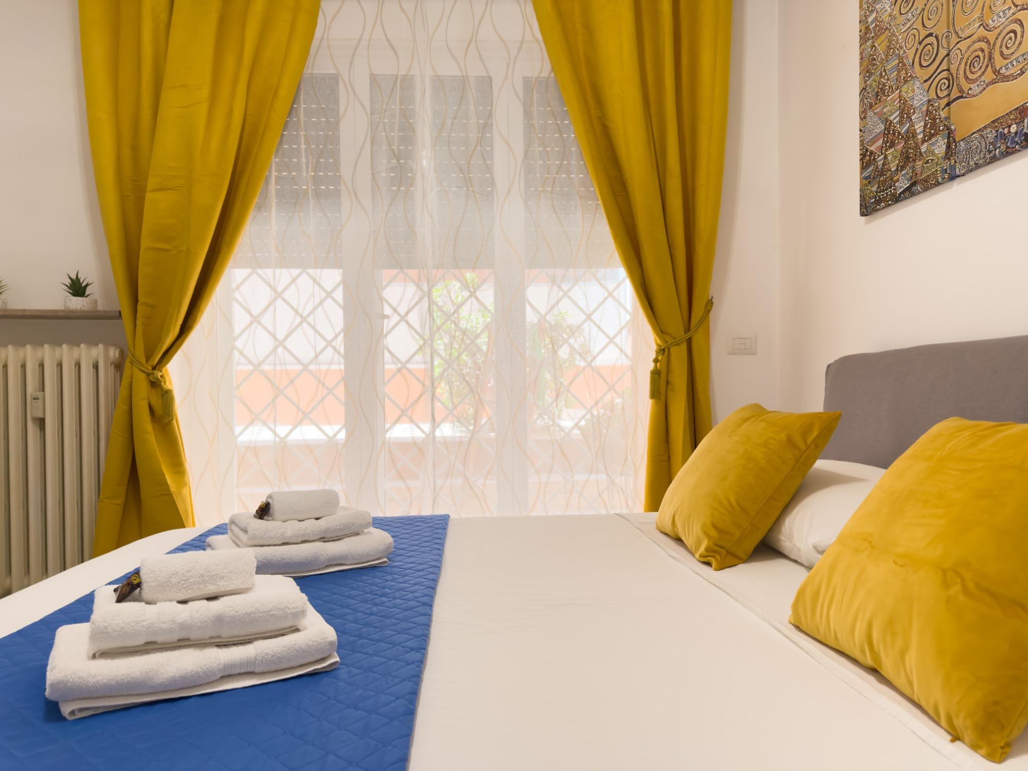 Camera da letto con aria condizionata, tv, armadio e accesso al giardino.