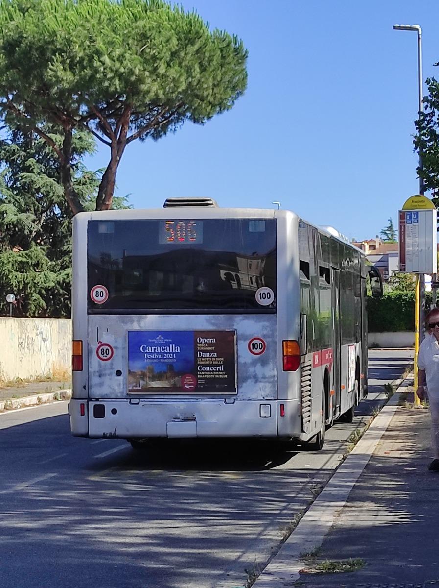 Fermata del bus appena fuori la Via della casa