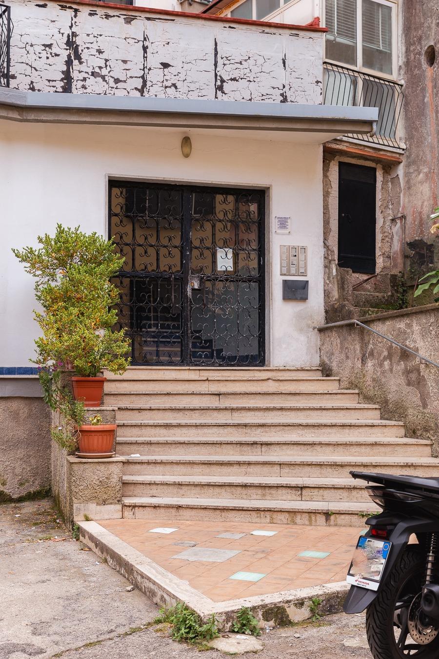 Entrata esterna. Portone d'accesso