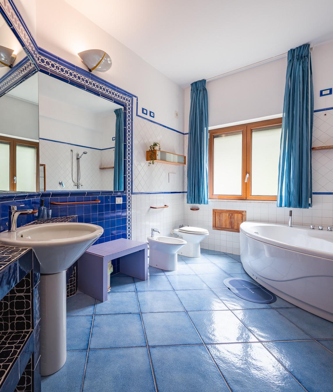 bagno con vasca idromassaggio