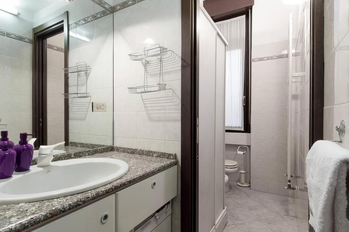 Bagno completo di doccia e bidet