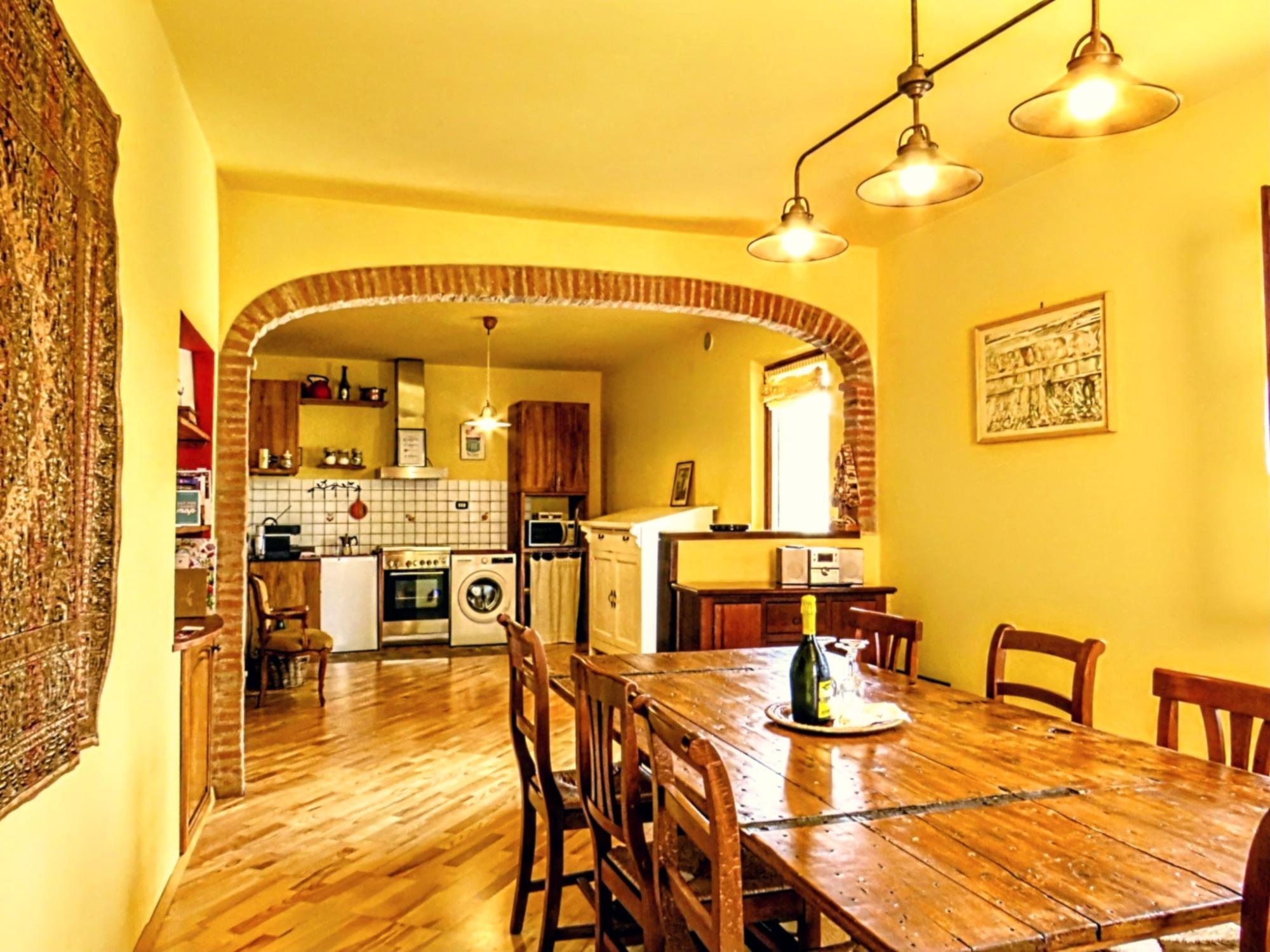 Tavolo soggiorno e cucina completa