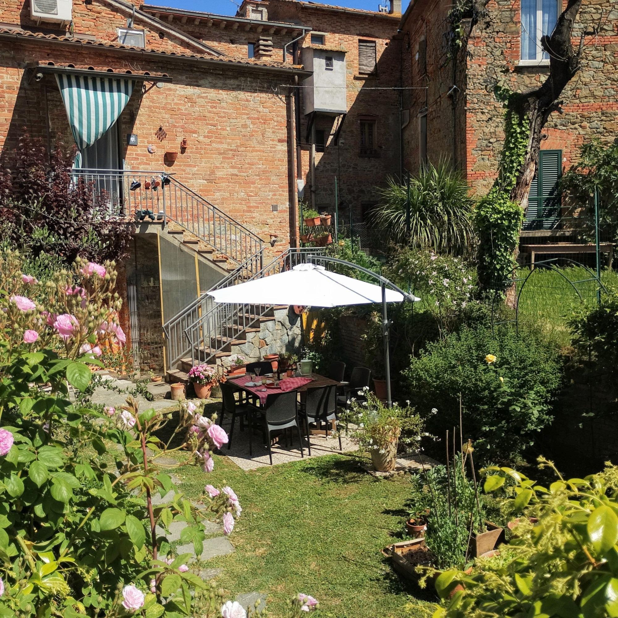 Dettaglio pranzo in giardino