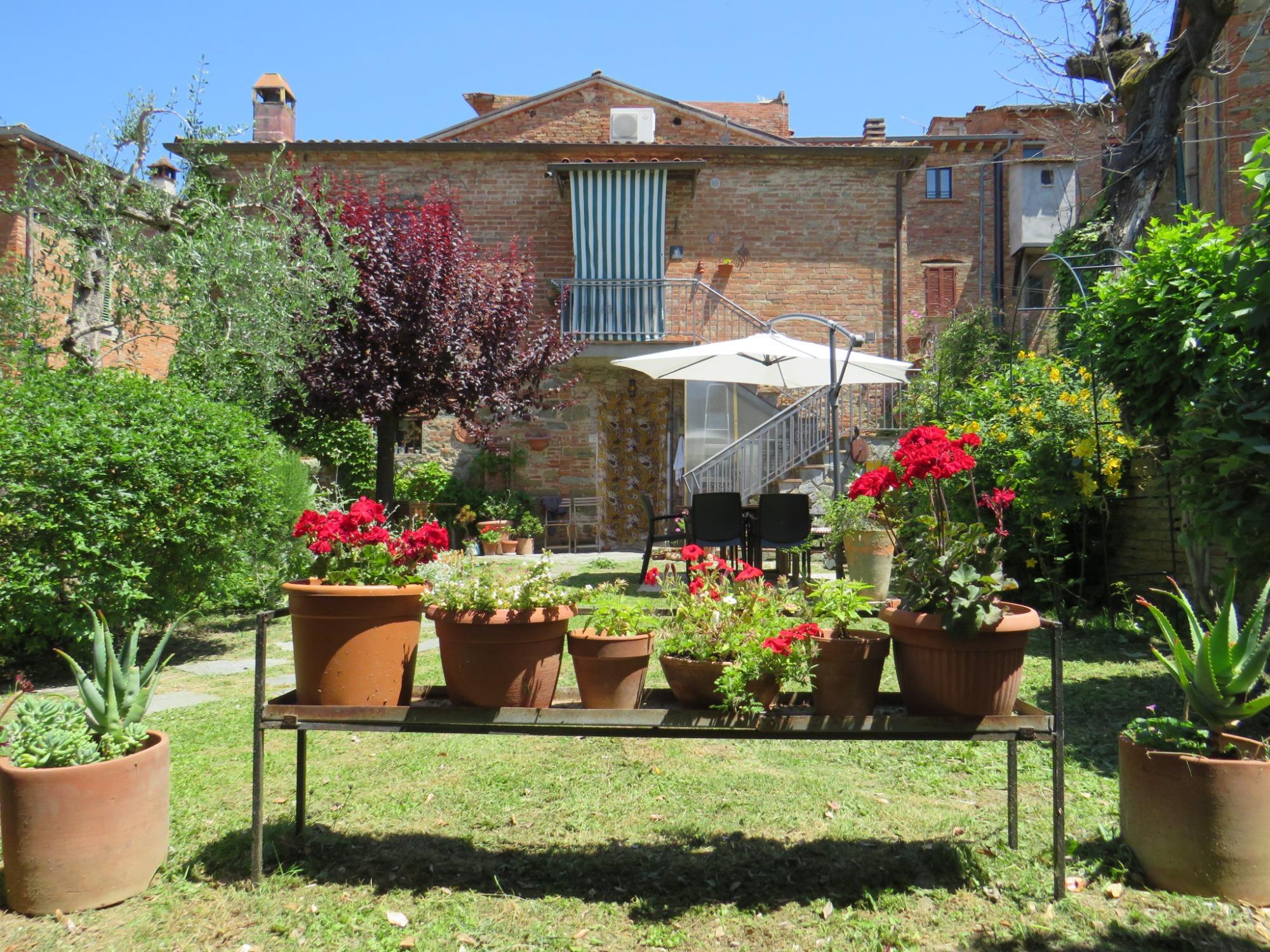 Panoramica dall'ingresso con cancello automatico