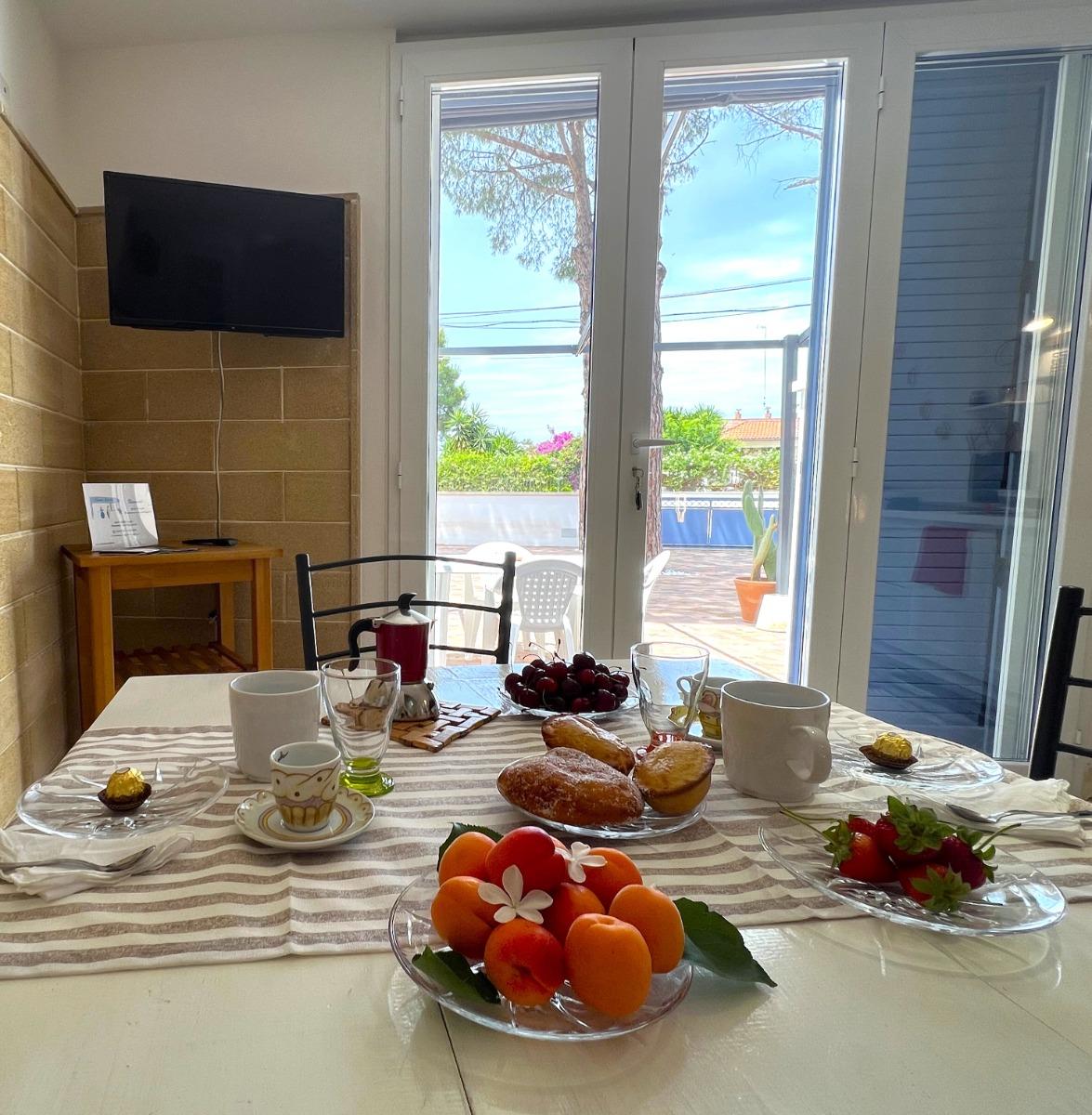 Dettaglio cucina con affaccio su gazebo e giardino