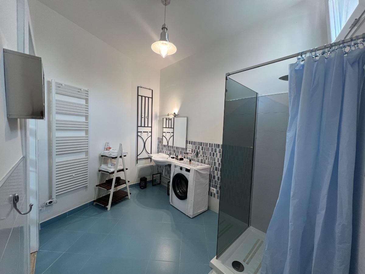 LA MENZA: bagno dotato di doccia, lavatrice termoarredo,cassetta di primo soccorso, kit di benvebuto e kit spugne