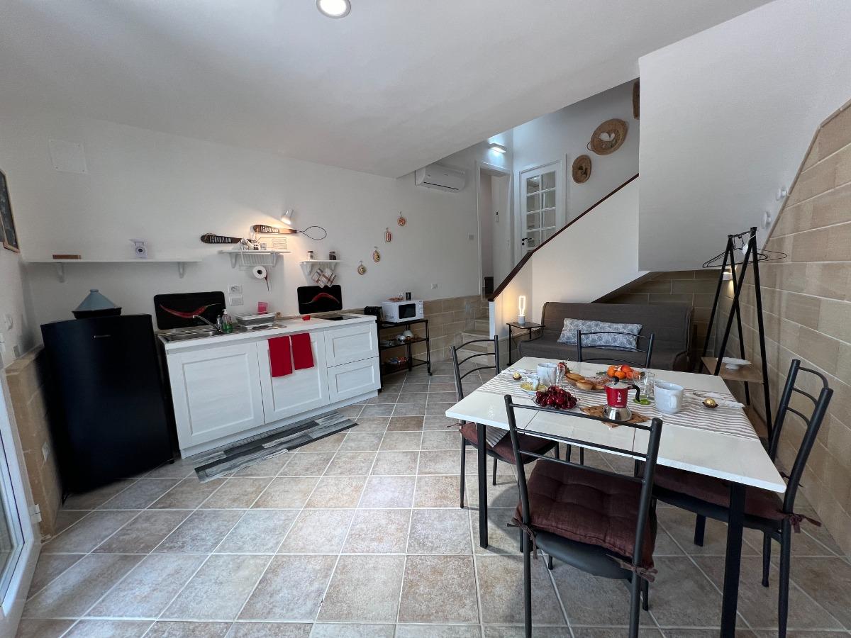 LA MENZA: cucina/living con angolo cottura a induzione e divano letto