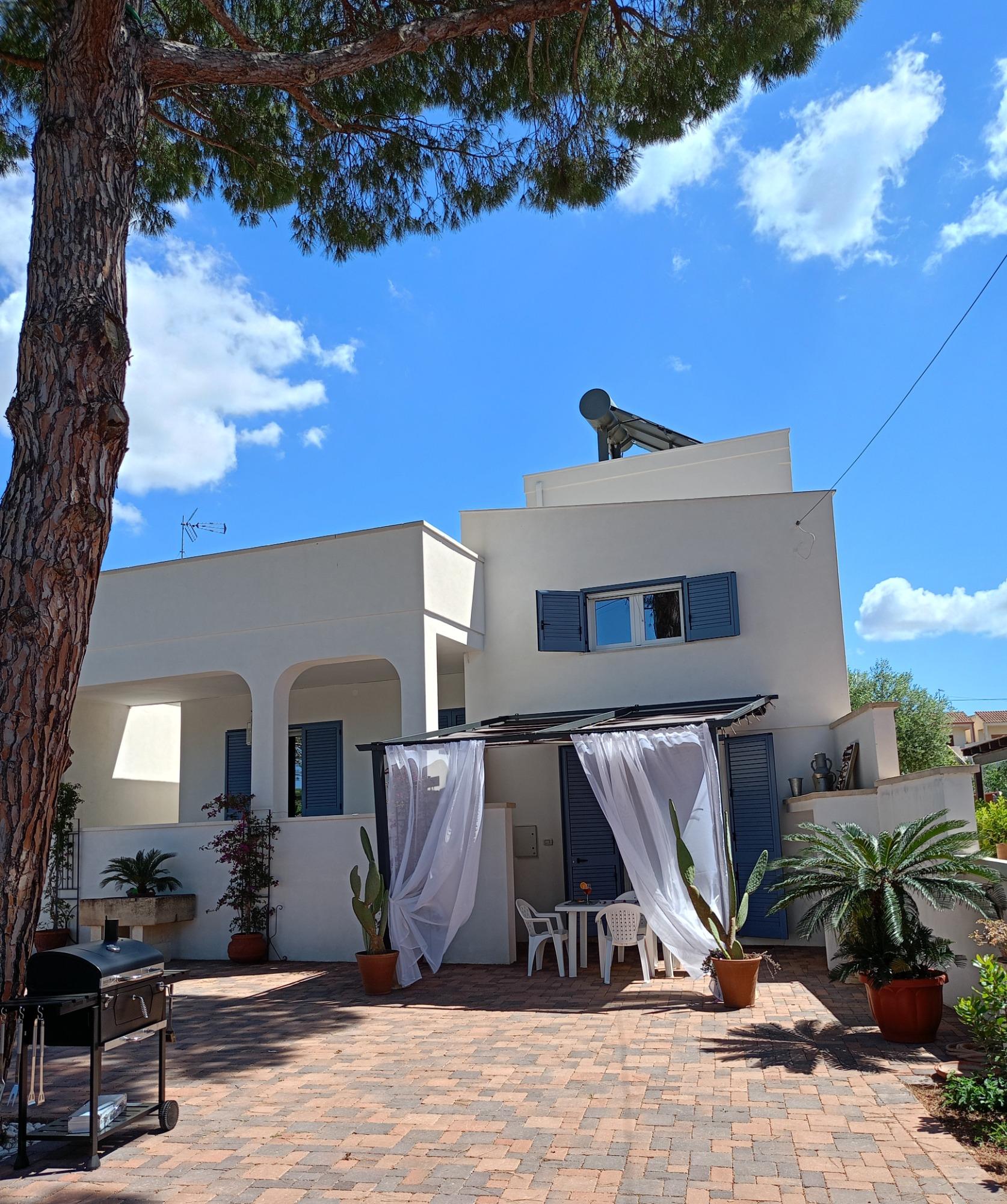 Facciata e giardino, accesso con scale sulla sinistra all'appartamento grande, a destra vista del gazebo con accesso all'appartamento piccolo