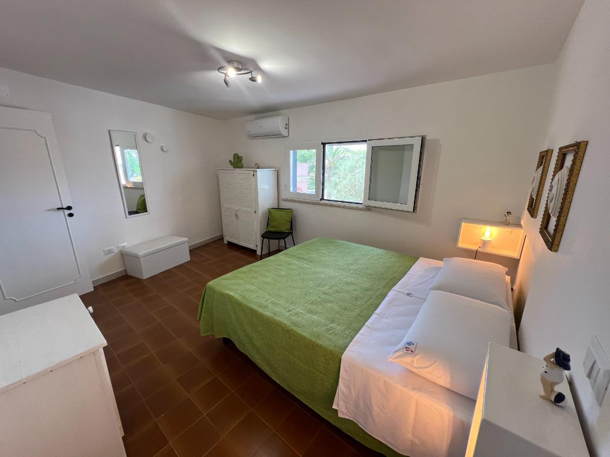 LA MENZA: camera da letto al primo piano