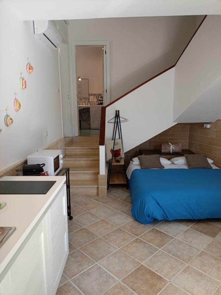 divano letto aperto in zona cucina/living