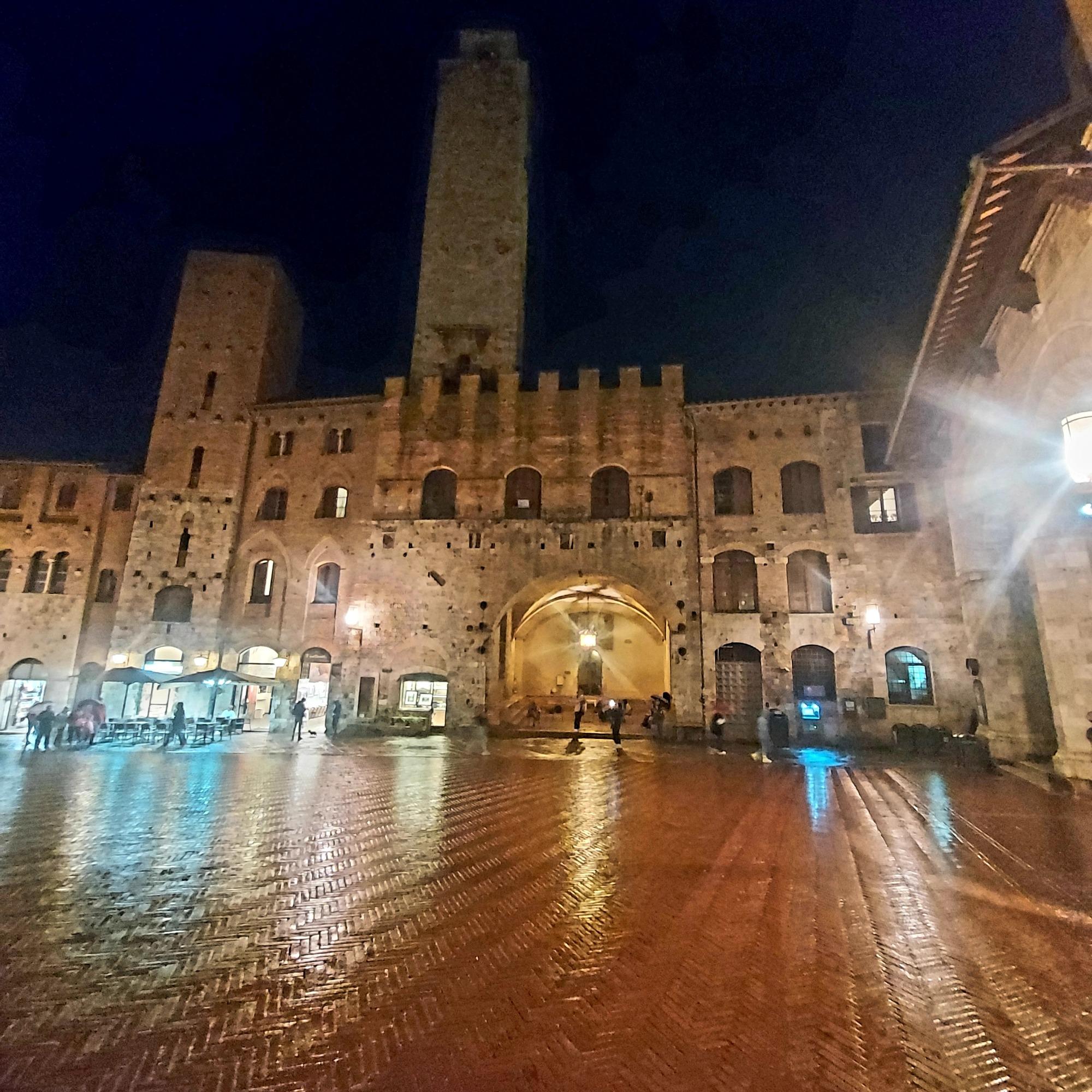 Le torri di San Gimignano, simboli di potere e ricchezza, offrono panorami mozzafiato sulla campagna toscana circostante