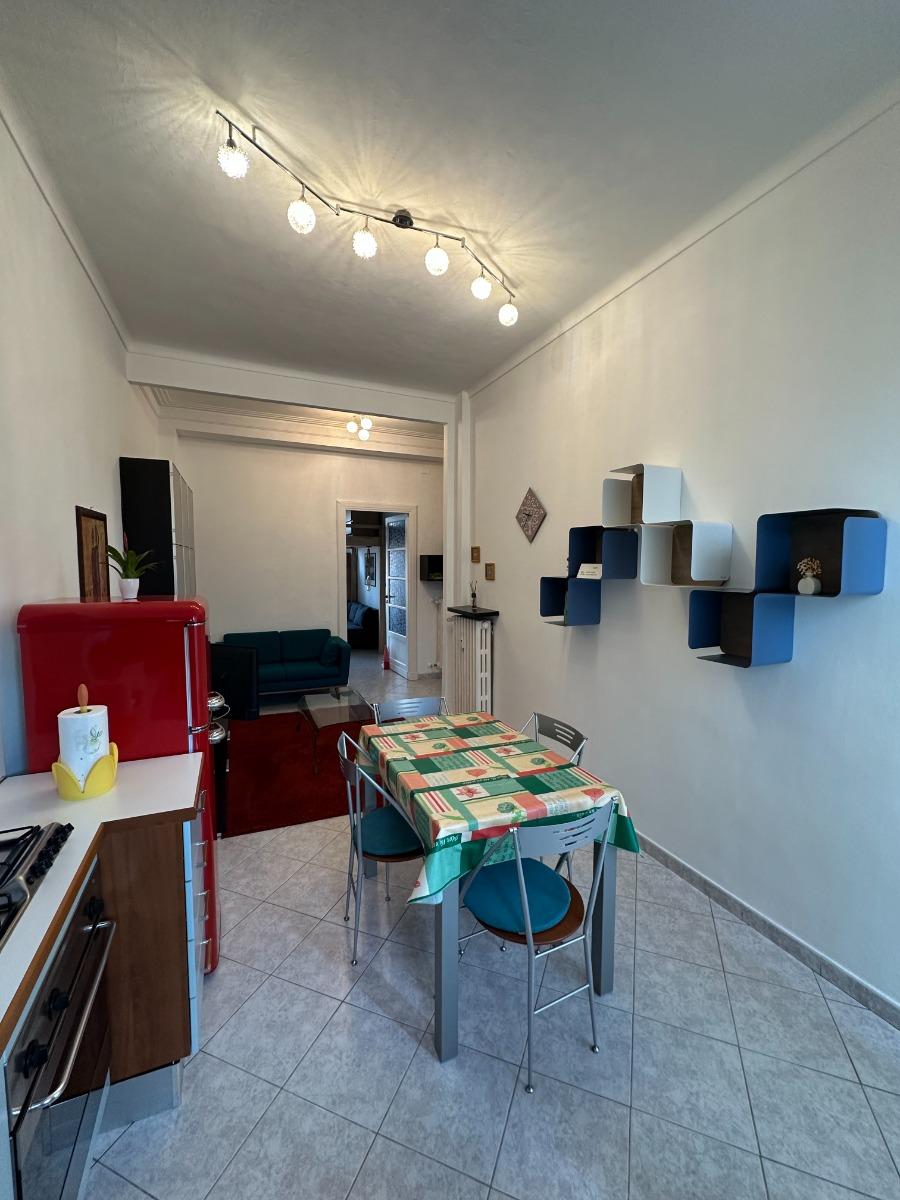 Angolo cottura e tavolo da pranzo