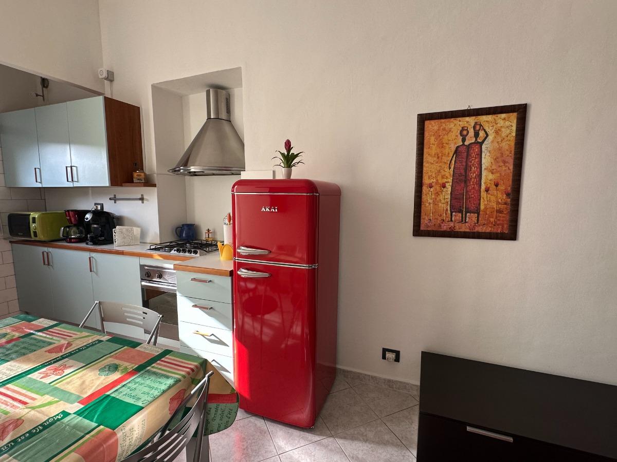 Angolo cottura e tavolo da pranzo