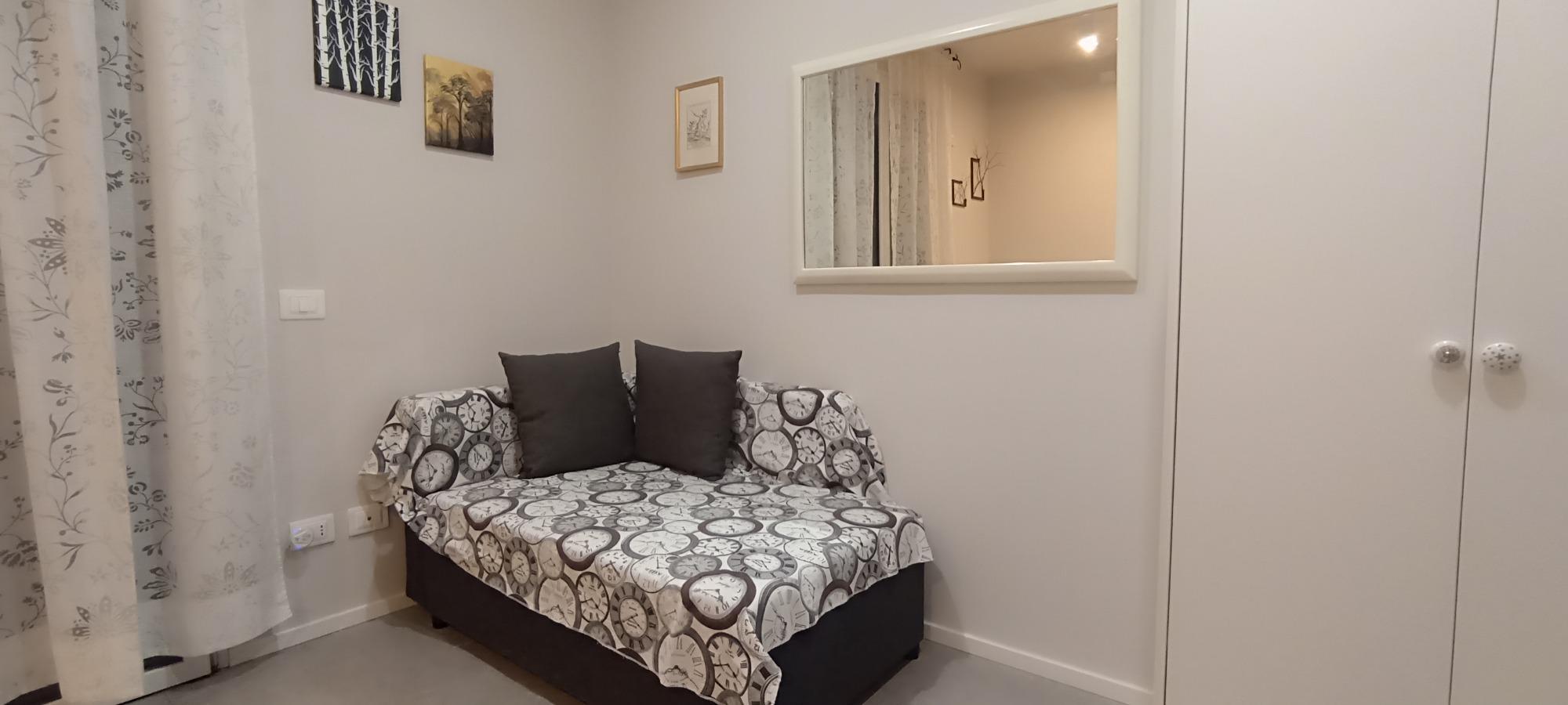 Divano letto singolo , chiuso,  nella camera matrimoniale