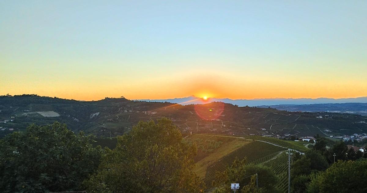 Vista al tramonto verso Alba e il Monviso