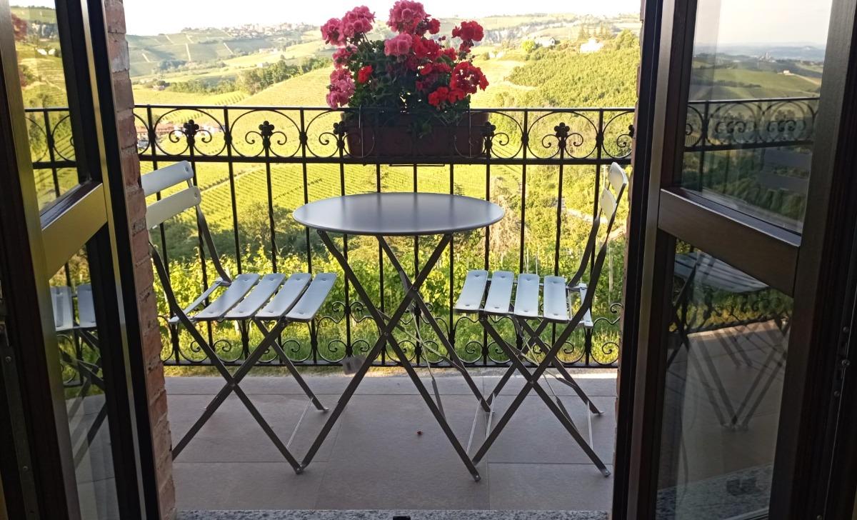 Balconcino con vista su colline di Barbaresco, app. 'Monviso'
