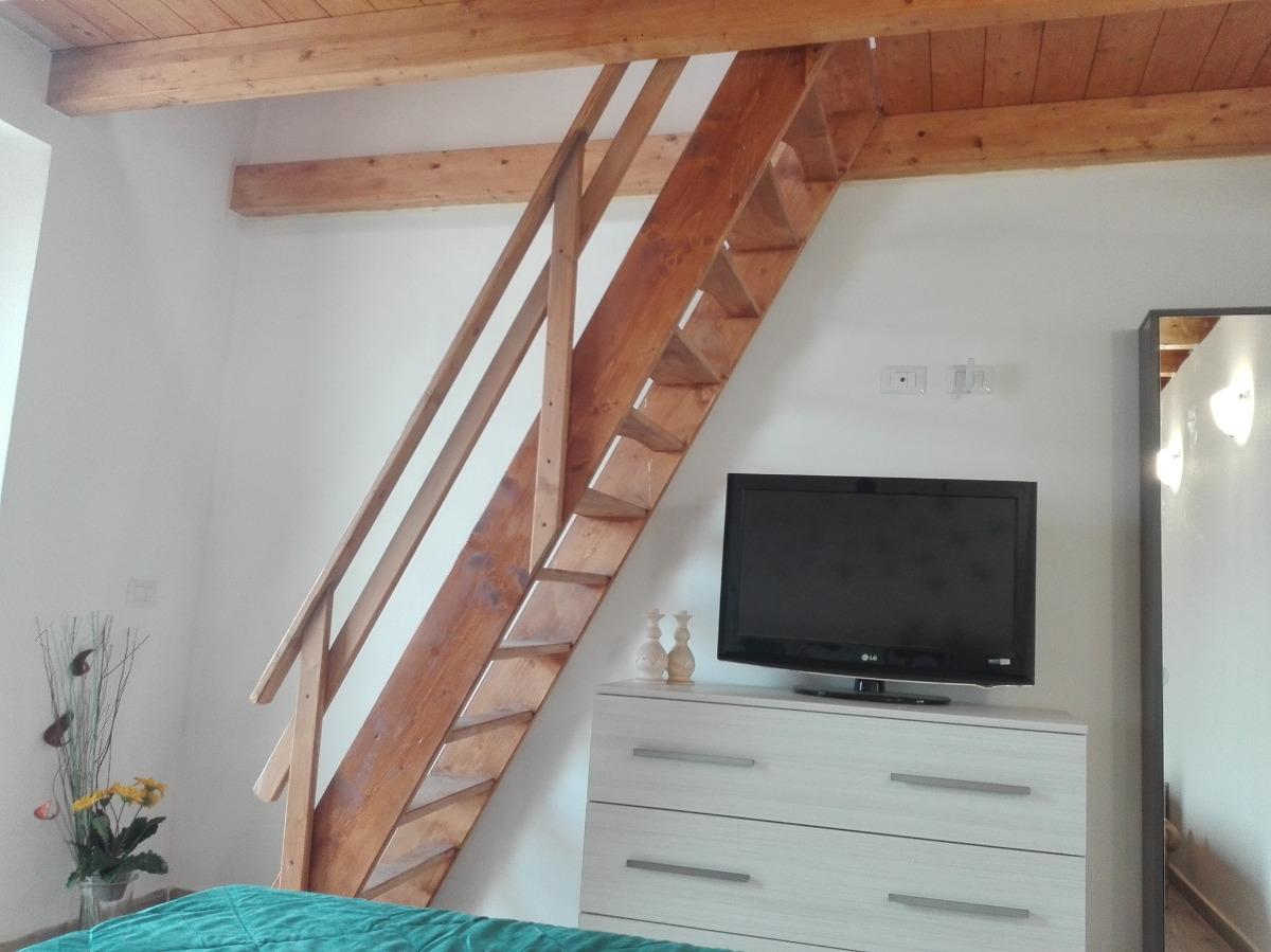 Scala in legno per accesso soppalco